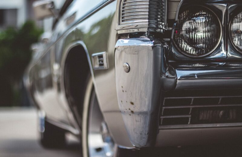 pare choc d'une voiture ancienne