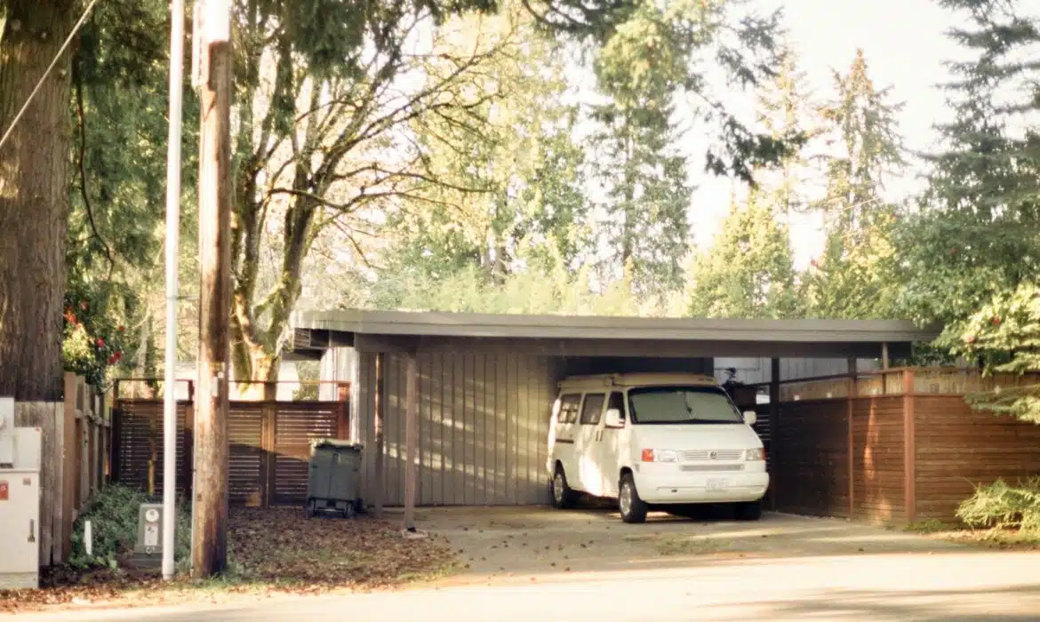 Protéger sa voiture des intempéries : l’importance d’un carport en aluminium de qualité