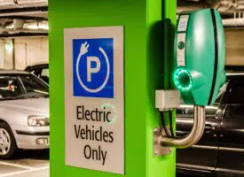 borne de recharge véhicule électrique dans un parking