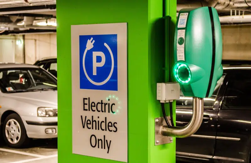 borne de recharge véhicule électrique dans un parking