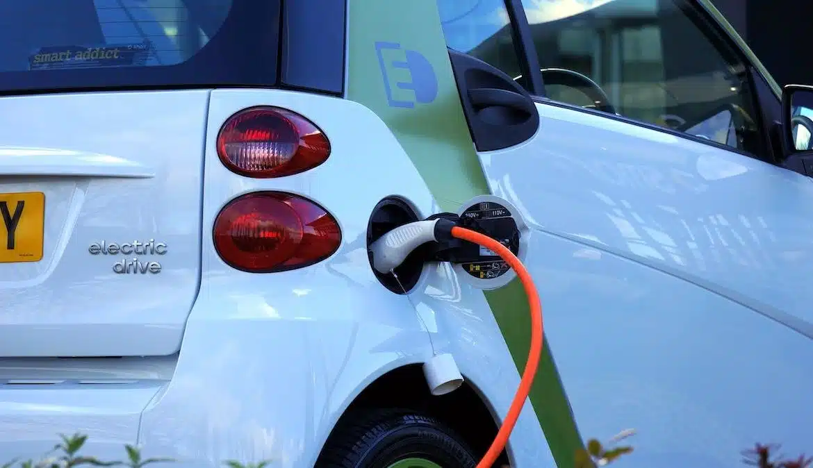 Comment bien entretenir sa voiture électrique pour optimiser sa durée de vie