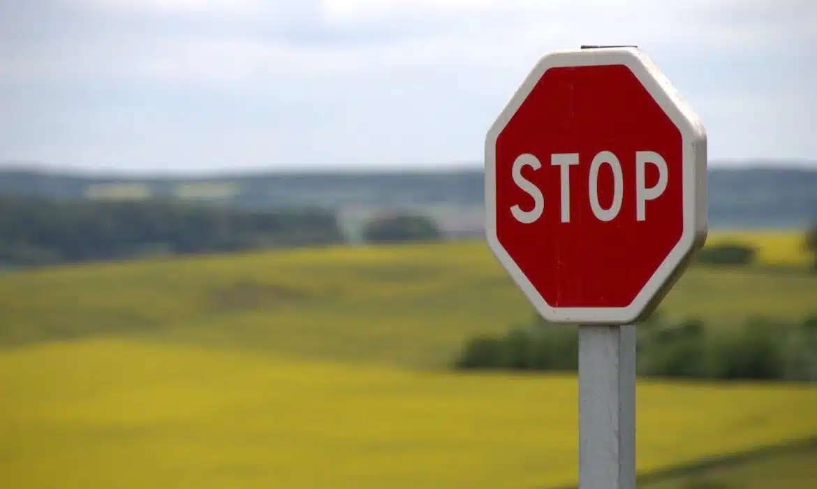 Découvrez les arrêts obligatoires selon le code de la route