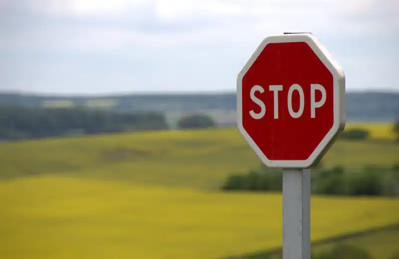 Découvrez les arrêts obligatoires selon le code de la route