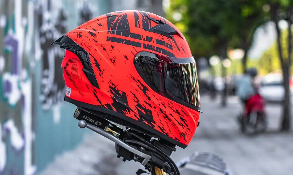 Quel casque moto choisir pour une bikeuse?