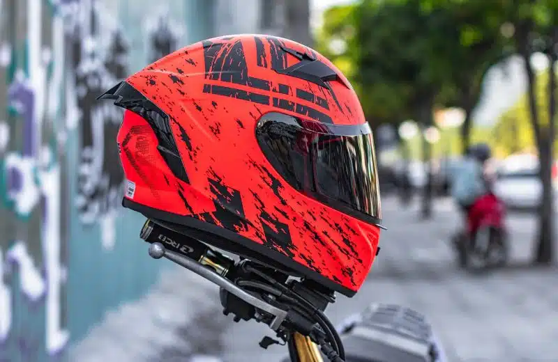 Quel casque moto choisir pour une bikeuse?