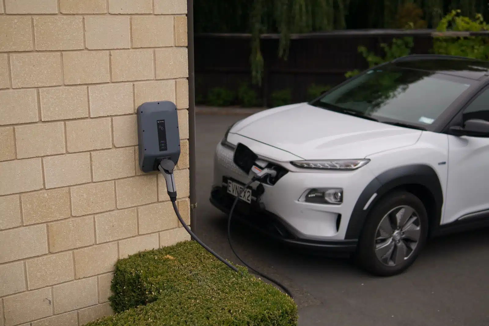 Comment se charge une voiture hybride ?