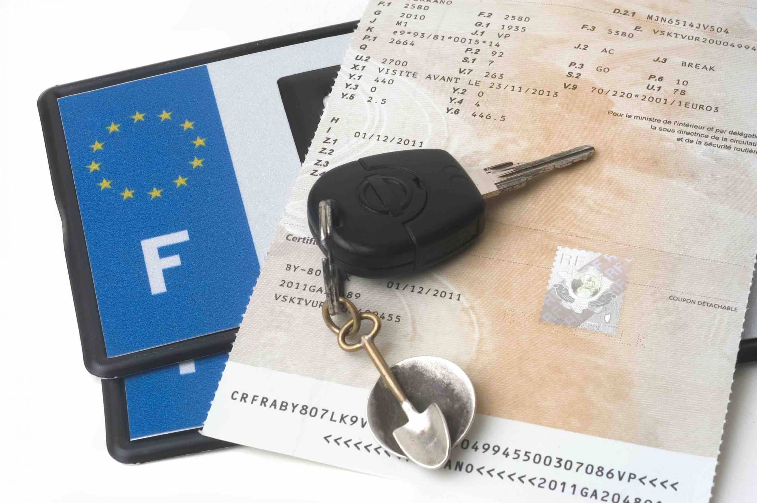 Une remorque disposant d’un poids total dépassant les 500 kg a besoin d’un certificat d’immatriculation. Cependant, pour les remorques dont le PTAC est inférieur à 500 kg, l’immatriculation est facultative. Zoom sur tout ce qui concerne la carte grise d’une remorque. Quand une remorque a-t-elle besoin d’un certificat d’immatriculation ? Toutes les remorques ne sont pas enregistrès auprès du système d’immatriculation des véhicules. En effet, l’obligation d’apposer une plaque d’immatriculation et de détenir un document d’immatriculation (également appelé certificat d’immatriculation) ne concerne que les remorques d’un poids total chargé supérieur à 500 kg roulant sur la voie publique. La remorque enregistrée peut être une remorque agricole, une remorque utilisée pour des engins de chantier, une remorque à usage personnel, etc. Monter la carte grise d’un tel véhicule est nécessaire lorsque les forces de l’ordre le demandent. Par conséquent, s’il est perdu, il doit être réédité au nom du nouveau propriétaire afin de pouvoir circuler légalement sur la voie publique. De même, le nouveau titulaire ne peut revendre sa remorque s’il ne l’a pas immatriculé précédemment à son nom. Quels types de remorques sont concernés ? Les remorques (y compris les remorques agricoles) avec un poids total égal ou supérieur à 500 kg doivent être conformes à la demande d’immatriculation. Dans la mesure où vous envisagez d’enregistrer votre remorque d’occasion, il est important de vous référer à l’ancienne carte grise pour trouver son PTAC. Les procédures de gestion des remorques immatriculées sont les mêmes que celles des voitures particulières neuves ou d’occasion. Vous devez équiper l’engin d’une plaque d’immatriculation après l’avoir immatriculé. Ce numéro doit être le même que le numéro inscrit sur la nouvelle carte grise. Vous comprendrez que lors d’un contrôle routier par les forces de l’ordres, vous devez être en mesure de présenter le certificat d’immatriculation de la voiture tirant la remorque, ainsi que la carte grise de la remorque elle-même. Vous devez également fournir à la police un certificat de contrôle technique de la voiture connectée à la remorque. Néanmoins, dans la mesure où le poids total autorisé pour votre remorque est inférieur ou égal à 500 kg, vous n’avez pas besoin de demander un certificat d’immatriculation. D’autre part, l’arrière de la remorque doit comporter l’extension de la plaque d’immatriculation de la voiture de manière à ce que le numéro d’identification du véhicule soit clairement visible. Enfin, seules les remorques de plus de 750 kg doivent être incluses dans votre contrat d’assurance auto en plus de l’immatriculation. Pour les remorques dont le Poids Total Brut est compris entre 750 et 3500 kg, un certificat d’immatriculation, une assurance et un système de freinage inertiel mécanique complet doivent être fournis. Les remorques de plus de 3500 kg doivent également être équipées de systèmes de freinage électriques à dépression, hydrauliques ou pneumatiques. Pour les autres, aucune assurance n’est nécessaire, à l’exception de l’assurance couvrant le véhicule connecté à la remorque. Étapes pour obtenir une carte grise pour une remorque ou une caravane Il n’est plus possible de demander une carte grise d’immatriculation de remorque dans la préfecture de votre département. Pour obtenir une carte grise, vous pouvez utiliser les trois options suivantes : • Faire une demande de carte grise en ligne sur le site de l’ANTS mis en place par le gouvernement ; • Contacter un professionnels habilité par le ministère de l’intérieur tels que des garagistes; professionnels de l’auto… La dernière option vous offre de nombreux avantages : • Vous serez accompagné dans vos démarches • Correction si nécessaire des documents CERFA par le professionnel habilité concerné • Vérification de l’exactitude des documents obligatoires de votre carte grise de votre remorque ; • Votre dossier ne prend que 5 minutes à compléter ; • Vous recevrez le certificat d’immatriculation de la remorque dans les 48 heures. Date limite d’obtention des documents d’immatriculation pour les remorques Après votre demande, vous obtiendrez un certificat d’immatriculation temporaire (CPI), qui doit être en votre possession avec vous jusqu’à ce que vous receviez la nouvelle carte grise définitive délivrée par l’autorité compétente. Le certificat d’immatriculation temporaire est valable un mois. Cependant, il ne permet pas de voyager à l’étranger. Une fois la demande effectuée, la carte grise de la remorque sera envoyée à votre domicile sous forme d’enveloppe sécurisée par courrier recommandé sous 3 à 5 jours. En d’autres termes, comptez environ une semaine entre votre demande de certificat d’immatriculation du véhicule pour la remorque et sa réception. De plus, il est important de souligner que la carte grise ne peut pas être envoyée à une adresse autre que l’adresse indiquée sur le certificat d’adresse que vous avez présenté. Quels documents dois-je fournir pour enregistrer une remorque ? Afin de traiter le plus rapidement possible la demande d’immatriculation de remorque d’occasion, elle doit être complète et accompagnée des documents appropriés. • Le formulaire de demande de certificat d’immatriculation pour une remorque (correctement rempli et signé) • Une copie de l’ancien certificat d’immatriculation barré, signé et daté par le vendeur et l’acheteur. • Une Attestation d’assurance à jours • Un justificatif d’adresse : facture de gaz naturel, électricité, téléphone, avis d’imposition, reçu de loyer, attestation d’assurance habitation, etc. • Le Cerfa de déclaration de de cession de la remorque fournie par l’ancien propriétaire de la remorque. Ce document permet de déclarer que vous êtes désormais l’unique propriétaire de la remorque. • Un justificatif d’Identité valide : permis de conduire, carte d’identité nationale, passeport — Preuve de non-gage de la remorque : Ce document est facultatif, et il prouve qu’il n’y a pas d’objection au transfert de la remorque. • Le permis de conduire correspondant à la catégorie de la remorque tracté. En ce qui concerne le tarif Le coût de la demande de certificat d’immatriculation du véhicule pour une remorque est de 1,5 fois le montant du cheval fiscal applicable selon le département de résidence du titulaire. De plus vous devez payer 4 euros supplémentaires de frais de gestion et 2,76 euros de frais de transport pour la nouvelle carte grise