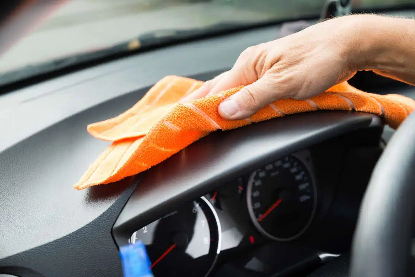 Nettoyage du tableau de bord de la voiture