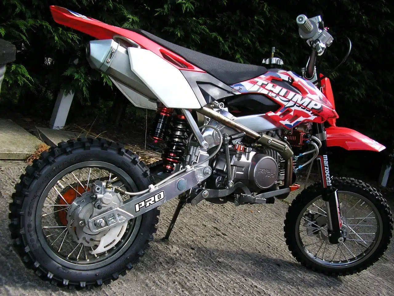 Un modèle de pit bike en stationnement