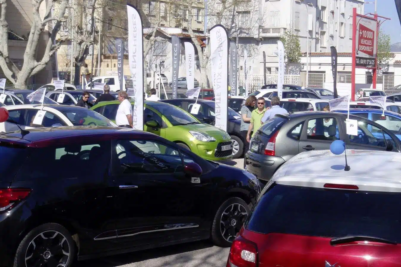 Un parc automobile de voiture d'occasion