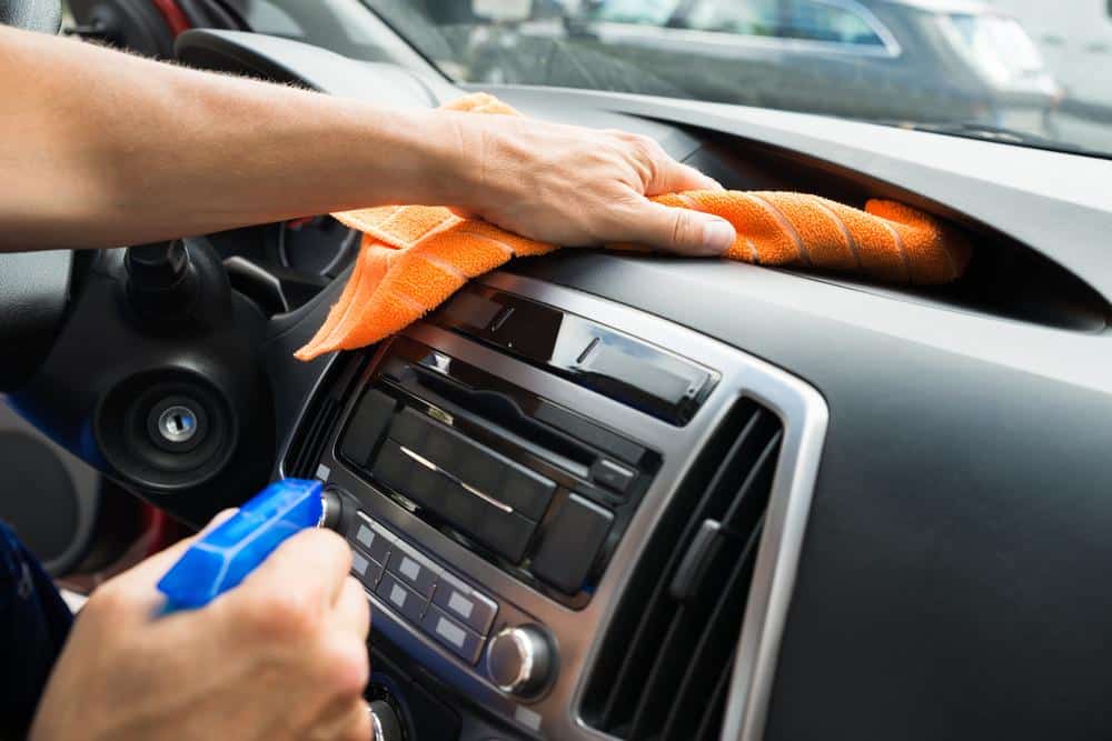 Nettoyage du matériel électronique de la voiture