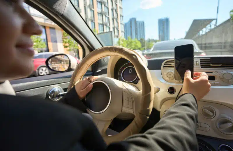 Téléphone et voiture : les supports aimantés sont-ils dangereux pour votre smartphone ?