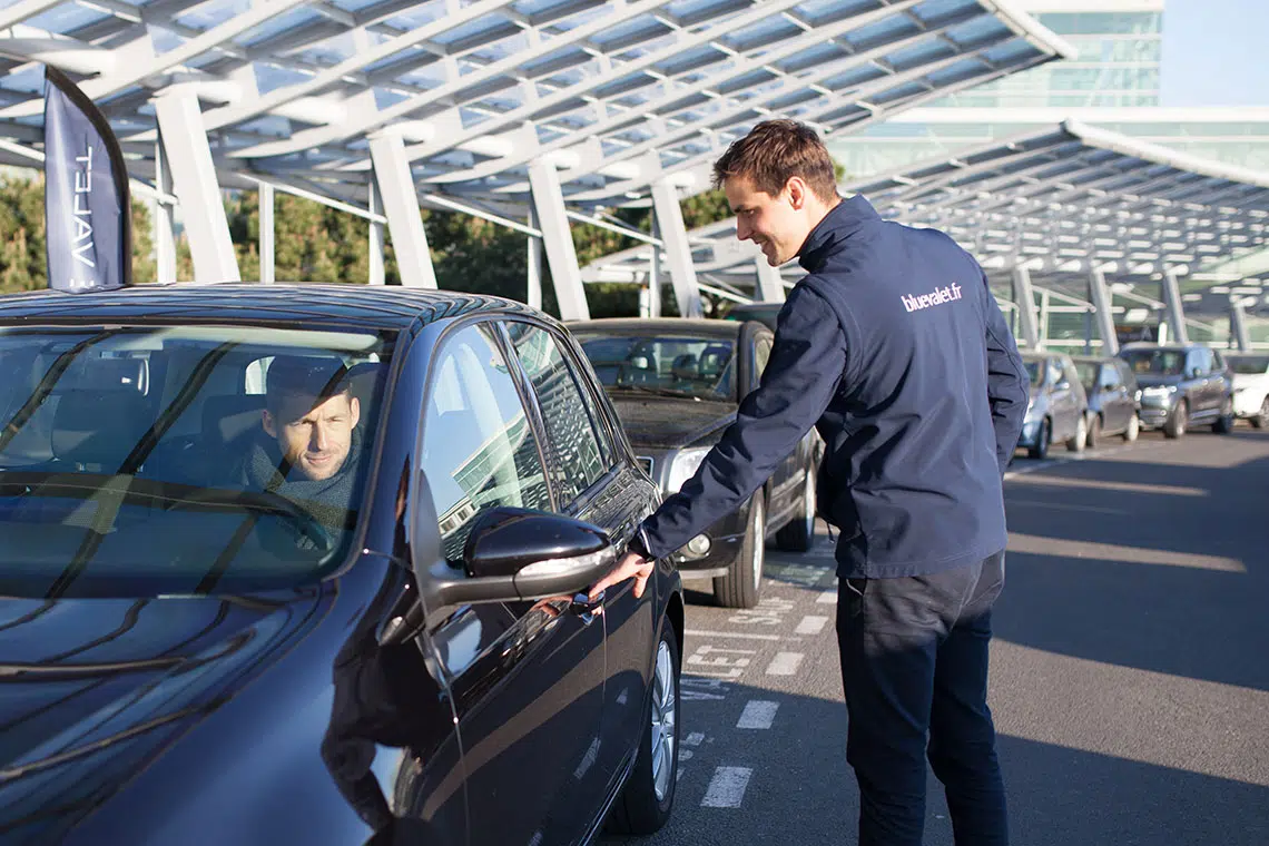 bénéficier du service de parking avec voiturier dans les aéroports et gares