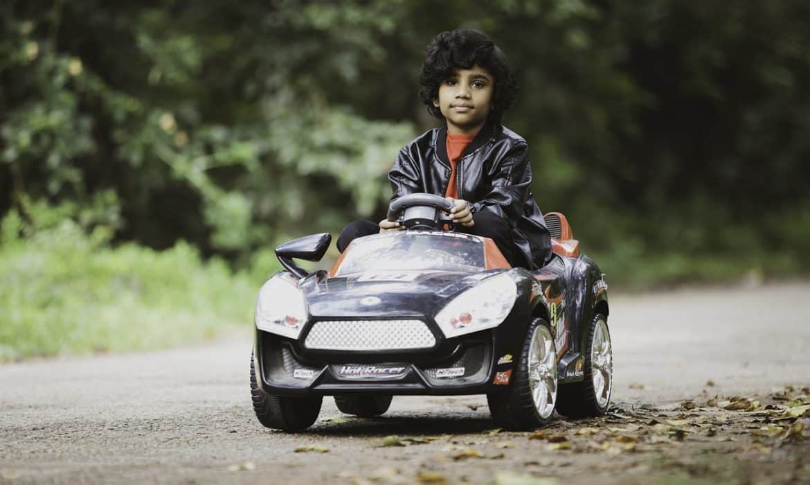 Une voiture électrique pour votre enfant : le cadeau parfait ?
