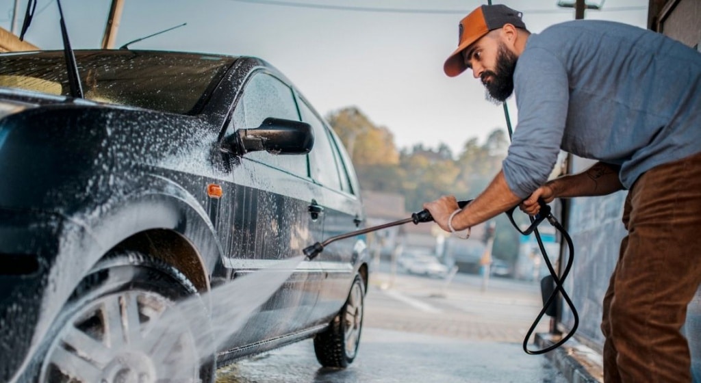 choisir le nettoyant pour la carrosserie de votre voiture