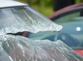 Remplacer un pare-brise cassé : les démarches à suivre sans stress