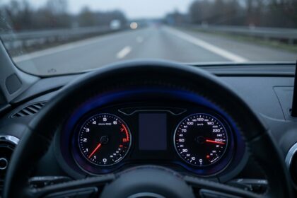 Compteur de vitesse d'une voiture dépassant la limite autorisée, illustrant les excès de vitesse et amendes en 2026