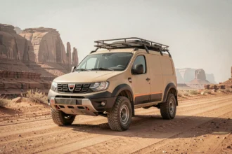 Concept van Dacia Sandman au design utilitaire robuste garé sur une route désertique avec des formations rocheuses rouges en arrière-plan