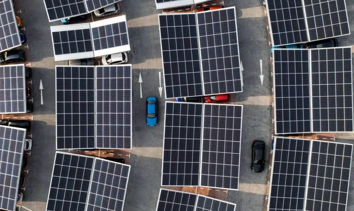 L’ombrière solaire, une solution de protection efficace pour votre voiture