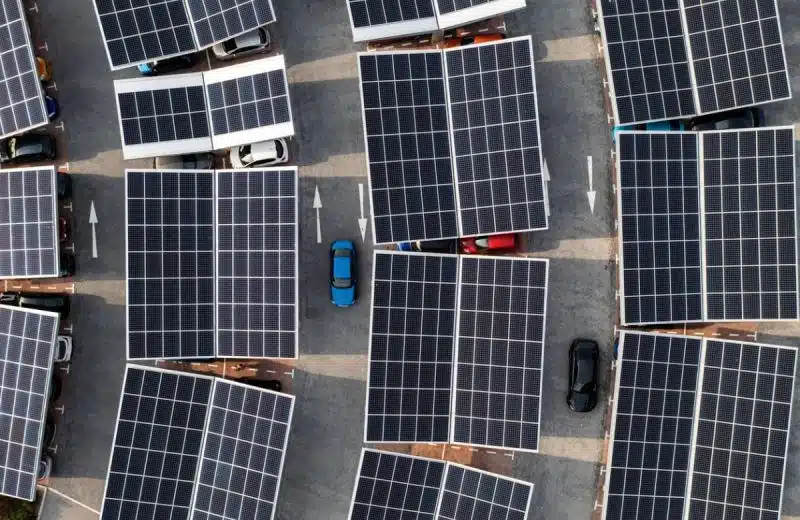 L’ombrière solaire, une solution de protection efficace pour votre voiture