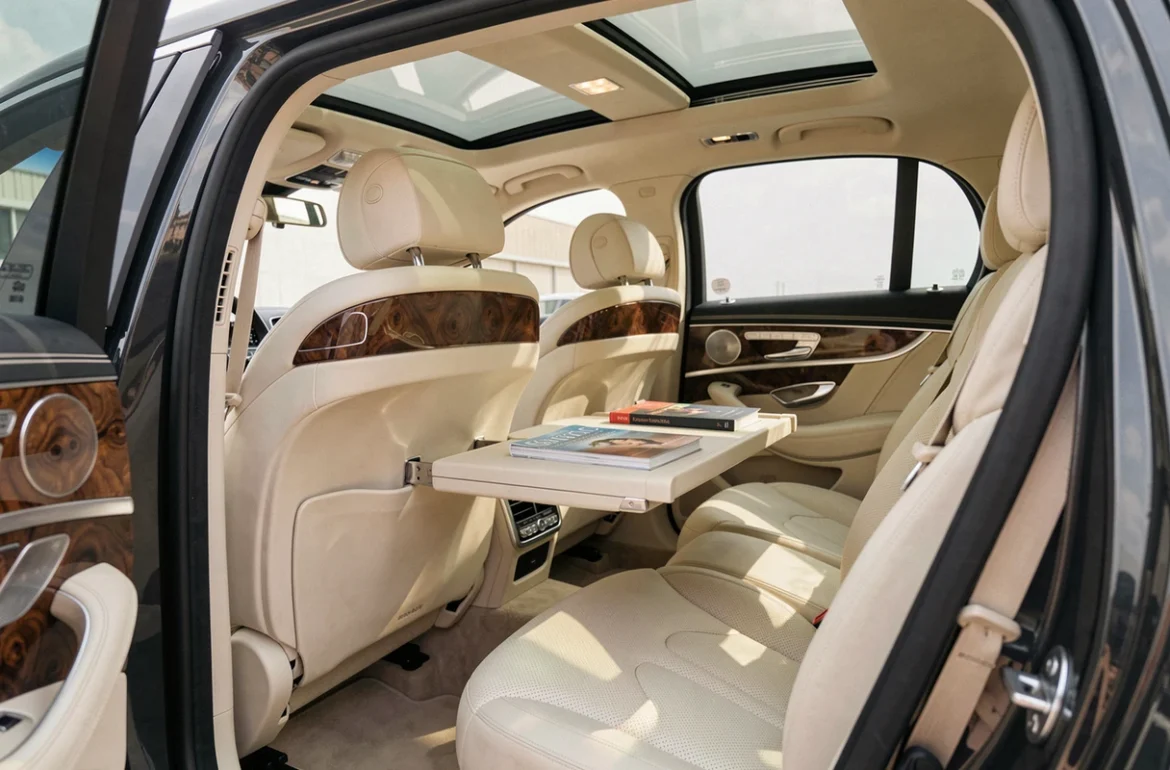 Intérieur luxueux de la Mercedes-Benz Maybach 62 V12 avec sièges en cuir nappa ivoire et boiseries en noyer