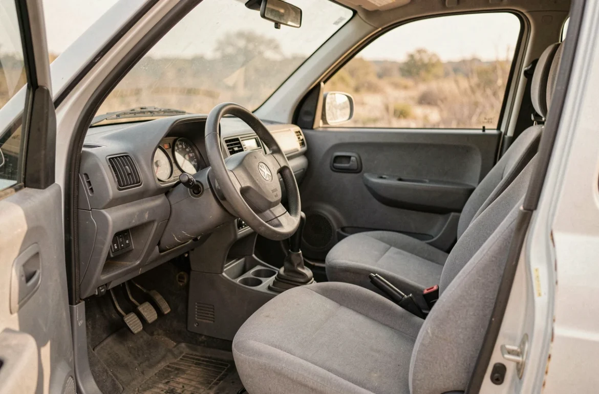 Intérieur minimaliste d'une voiture sans permis JDM avec tableau de bord compact