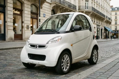 JDM voiture sans permis blanche garée dans une rue française pavée