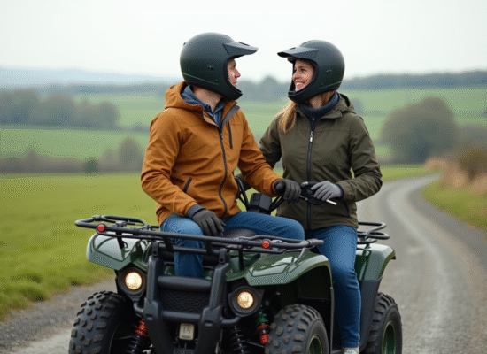 Deux adultes en randonnée à quad dans la nature