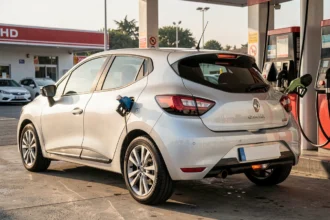 Renault Clio 3 en train de faire le plein à la station