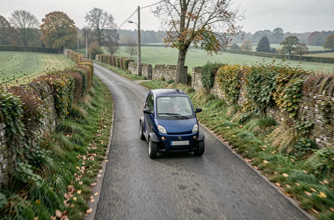 Voiture sans permis bleue en circulation sur une route de campagne française