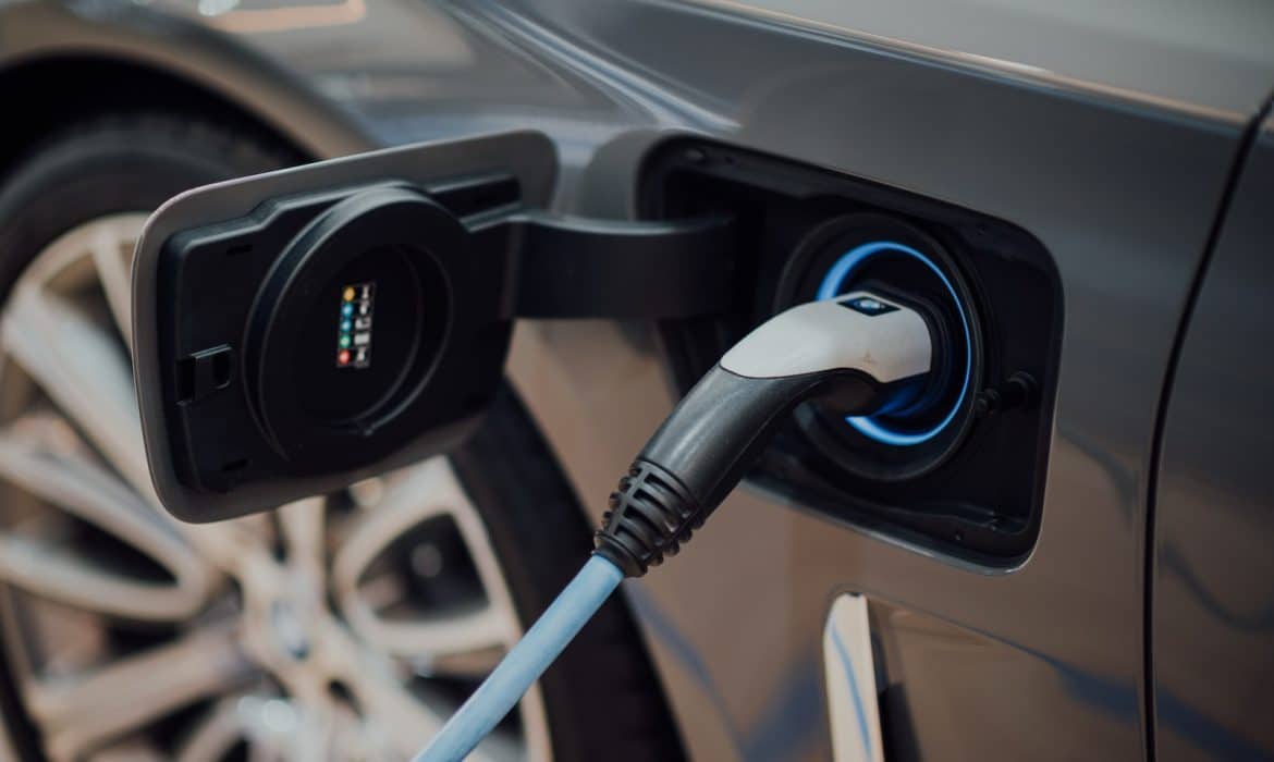 Comment se charge une voiture hybride ?