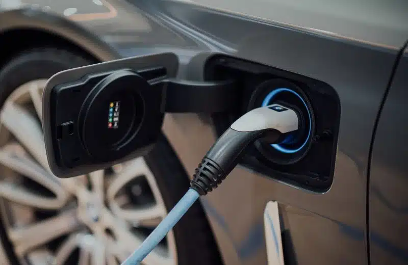 Comment se charge une voiture hybride ?